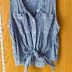 Short sleeveless top